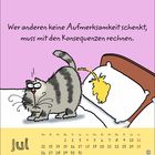 Text: "Wer anderen keine Aufmerksamkeit schenkt, muss mit den Konsequenzen rechnen." Unten ist ein Kalender für Juli. Illustration: Eine Katze pinkelt auf ein Bett.