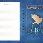 Links: "Notizen". Rechts: "RAVENCLAW" mit einem Vogel und dem Buchstaben "R". Wörter: "LEARNING", "WISDOM", "WIT".