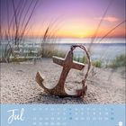 Zitat: "Wer das Meer liebt, weiß, dass auch der Sturm dazugehört." Timotheus Ertel. Kalender für Juli, Anker im Sand.