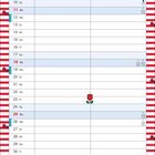 Kalender mit Wochentagen und Datum. Auf rotem Streifenmuster ist eine Katze mit roter Schleife abgebildet. Zahl 07.