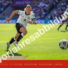 "Vorjahresabbildung" steht diagonal über einer Fußballspielerin, die über ein Feld rennt. Unten ist ein Kalender für Juli.