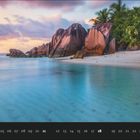 07. Kalenderansicht mit Datumsangaben. Tropenstrand mit Palmen und Felsen im Sonnenuntergang.