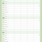 Kalender für Juli. Tage und Daten aufgelistet. Unten spielen zwei Kätzchen im grünen Gras.