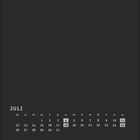 Juli-Kalender mit hervorgehobenem 4., 11., 18. und 25. auf dunklem Hintergrund.