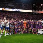 JULI-Kalender, eine Fußballmannschaft posiert mit einem Pokal auf einem Stadionrasen, jubelnde Fans im Hintergrund.