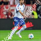 Kenan Karaman, Vorjahresabbildung. Fußballspieler in blau-weißer Kleidung dribbelt Ball. Kalender unten, Monat Juli.