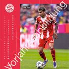 Vorjahresabbildung. Luis Díaz. Kalender Juli, Tage rot-weiß. Fußballspieler, FC Bayern München Logo, Spieler in Aktion.