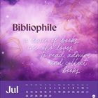 Text: "Bibliophile: a lover of books, one who loves to read, admire and collect books." Kalender für Juli, lila Hintergrund.