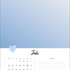 Juli-Kalender mit Daten, Wochenzahlen und Notizbereich. Oben ein blauer Hintergrund mit Herzsymbol.