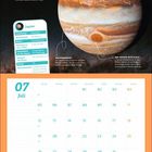 "Riesiger Jupiter", "Der Chef der Planeten", Kalender Juli mit markiertem 7. und Infos über Jupiter und dessen rote Flecken.