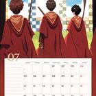 Kalenderseite für Juli mit drei Figuren in roten Umhängen, die in ein Quidditch-Stadion blicken.