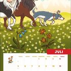 Juli-Kalender mit Comic-Tieren auf einer Wiese, Berge im Hintergrund, bunte Wimpel oben.