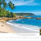 Juli-Kalender mit Strandmotiv, Palmen und blauem Himmel. Unten Monate und Wochenzahlen. Kleines Foto eines lächelnden Kindes rechts.