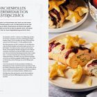 Für 4 Portionen: Hähnchenrollen mit Beerenreduktion und Sterngebäck. Rezept und Zubereitung links beschrieben. Rechts ein angerichtetes Gericht mit Hähnchenrollen, Sauce und sternförmigem Gebäck.