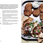 Rezepte für Chapli-Kabab mit Zutatenliste. Rechts gebratene Patties, Fladenbrot, Joghurt und Zwiebel auf Tablett.