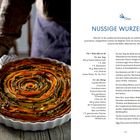 Titel: "Nussige Wurzeltarte". Zutatenliste und Rezeptanweisungen. Links eine Person mit gestreiftem Tuch hält eine bunte Tarte.