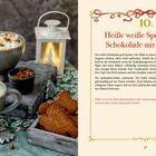 "Heiße weiße Spekulatius-Schokolade mit Eierlikör" steht im Rezept. Links sind zwei Tassen mit Sahne und Kekskrümeln.