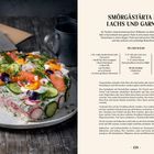 Smörgåstårta mit Lachs und Garnele: Rezept, Zutatenliste, Zubereitung. Links dekorative, belegte Torte mit frischen Zutaten.