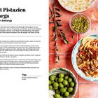 Titel: Penne mit Pistazien und Bottarga. Rezept mit Zutatenliste und Zubereitungshinweisen. Rechts: Teller Pasta, Zitrone, Pistazien.