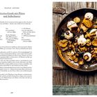 Titel: "Ricotta-Gnudi mit Pilzen und Salbeibutter". Links Rezept, rechts Pilzgericht auf rustikalem Teller.