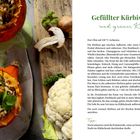 Titel: "Gefüllter Kürbis mit Pilzen und grüner Kräutersoße". Rezeptanweisungen und Zutatenliste für Kürbisgericht. Foto: Zwei gebackene, gefüllte Kürbisse.