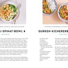 Texte: "HALLOUMI-SPINAT-BOWL", "GURKEN-KICHERERBSEN-CURRY", Rezepte für 4 Personen. Links bunte Bowl, rechts Curry mit Reis.