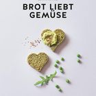 Text: "Bettina Matthaei, Brot liebt Gemüse, Fotografie: Maria Grossmann." Zwei herzförmige Brotscheiben, Erbsen, Rucola.