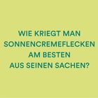 Text: "WIE KRIEGT MAN SONNENCREMEFLECKEN AM BESTEN AUS SEINEN SACHEN?" Hintergrund: Hellgrün mit abgerundeten Ecken.