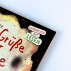Texte: "GEFÄHRLICH GUT LESEN". Cover mit verbranntem Papier-Effekt und handgeschriebener roter Schrift.