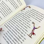 Texte beschreiben eine Trapezkünstlerin und Fußballspiel. Illustration: Mädchen im Handstand mit Ball.