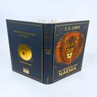 Vorne: C.S. Lewis, Die Chroniken von Narnia, Löwenkopf-Illustration. Hinten: "Hinter der Tür wartet eine Welt voller Magie ..."