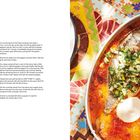 „Fish in Chraime“ für 4 Personen. Rezept auf linker Seite. Rechter Teil zeigt gebratenen Fisch in roter Sauce mit Kräutern.