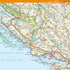 "Split, Zadar" in orange oben; kroatische Küste; Städte, Straßen; Adria blau; Kroatien und Bosnien hervorgehoben.