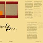 "Joseph Beuys"; links und rechts Kartonstücke mit Text in Deutsch und Englisch über Kunstwerke. Ornamental gestaltete Buchstaben.