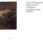 Texte: "Land und Langsamkeit, Wasserschild, Feldgehen, Der gehimmelte Himmel". Eine abstrakte braune Illustration.