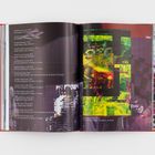 Links eine Liste von Kunstwerken mit Titeln, Jahreszahlen, Materialien und Maßen. Rechts abstrakte, bunte Kunst.