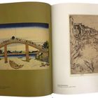 Links: Kanuschi Utagawa Hiroshige Darstellung einer Brücke, Boote. Rechts: James McNeill Whistler, eine Brücke in einem Kanal.