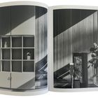 Seitenzahlen 54, 55. Schwarz-Weiße Fotos von moderner Innenarchitektur mit Schatteneffekten und Pflanzen am Fenster.