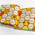 In einem offenen Buch sind Sechsecke mit Texten wie "Willkommen in Krabbelstadt", "Honig überall" und "Der Fall ist gelöst!"