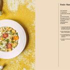 Fonio-Mango-Salat für 4 Personen. Zutaten und Zubereitung in Textform, links Bild eines bunten Salattellers auf gelbem Untergrund.