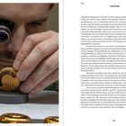 GENF, URWERK. Ein Mann untersucht mit einer Lupe ein goldenes, strukturiertes Objekt. Hände nah an dem Gegenstand.