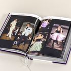 Seitenüberschrift: "Patou par Karl Lagerfeld 1986". Gezeigt werden Fotografien von Models in modischen Outfits.