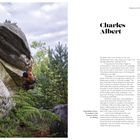 Text, groß: "Charles Albert". Darunter eine persönliche Geschichte über Klettern. Links ein Fotograf links, ein Mann klettert barfuß auf einem großen Felsen.