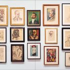 Texte: "Zeichnungen u. Lithos", "Karl". Viele gerahmte Porträts und Illustrationen an der Wand.