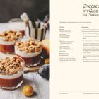 Cheesecake im Glas mit Obstkompott. Zutaten und Zubereitung für ein Dessert. Rechts Text, links Dessert in Gläsern.