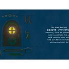 Nun klapp das Buch gaaanz vorsichtig zusammen. Illustration einer Tür mit Weihnachtsdeko und Geschenken.