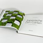 „Japanische Zen-Gärten“ von Yoko Kawaguchi, Fotos von Alex Ramsay. Ein Buch mit grün-weißem Gartenfoto.