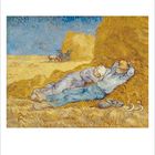 Zwei Menschen liegen auf Heuballen in einem Feld. Im Hintergrund sind ein Ochsengespann und ein großer Heuhaufen.