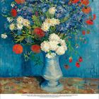 „7 2021“ und Kalendertage. Gemälde: Bunte Blumen in Vase auf blauem Hintergrund.