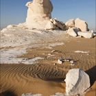 Kalenderblatt für Juli 2027 mit einem Bild von Felsformationen in einer Wüstenlandschaft unter blauem Himmel.